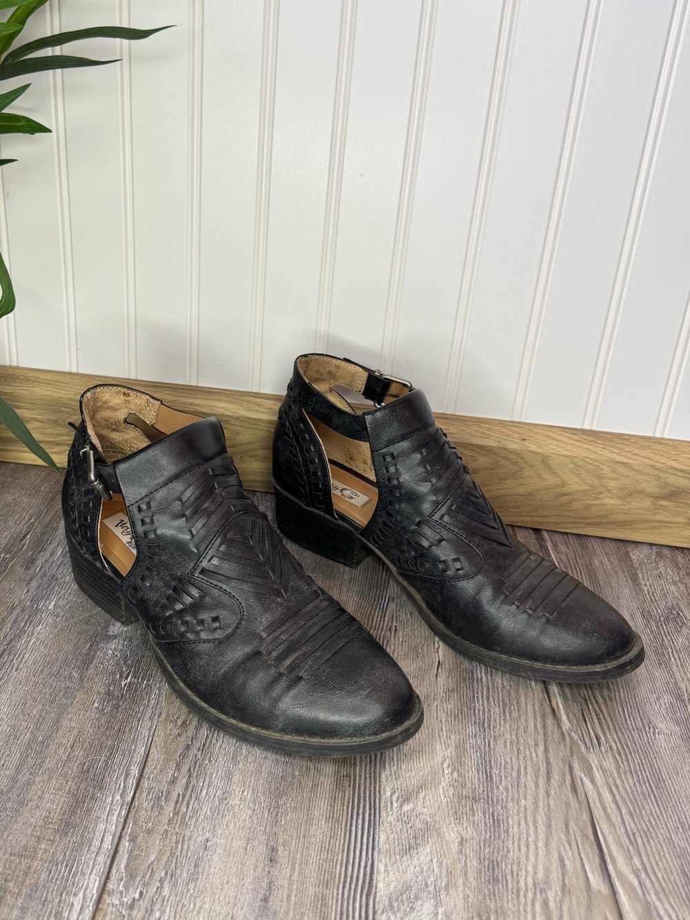 Very G Womens Black Faux Leather Bistro Ankle Booties Cut Out with Straps 10